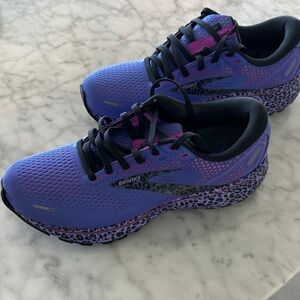 Brooks Women's Purple and Black Sneakers